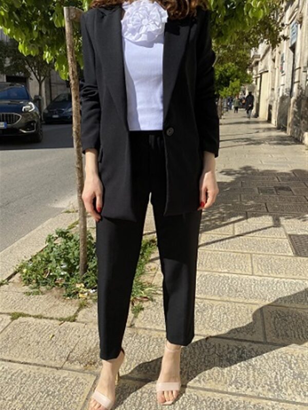 <p>
Tailleur con giacca monopetto e pantalone a sigaretta
</p>Silvian Heach