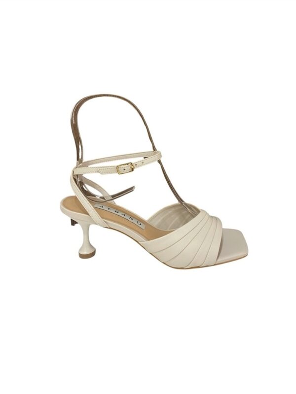 <p>
Sandalo effetto drappeggiato con braccialetto
</p>Albano