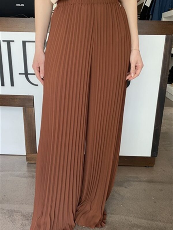 <p>
  Pantalone a palazzo plissé con elastico in vita cappuccino
</p>Silvian Heach