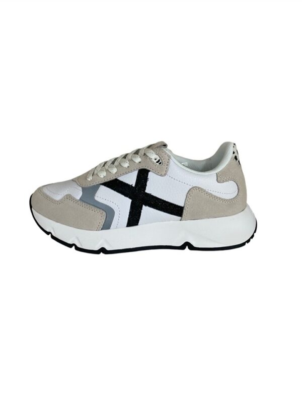 <p>
  Sneakers donna modello MAMBA 06
</p>Munich
