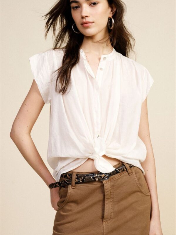 <p>
  Camicia smanicata indossabile anche annodata burro
</p>Dixie