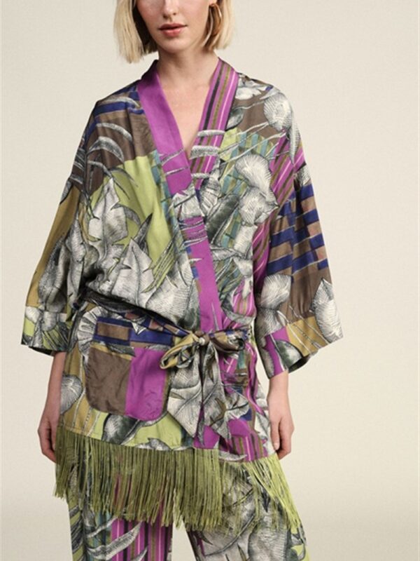 <p>
  Kimono stampato con frange sul fondo
</p>Dixie