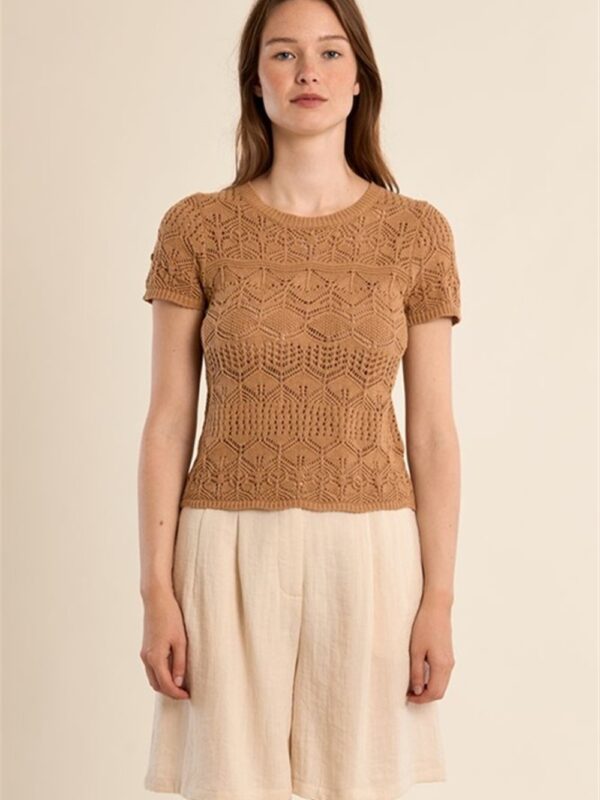 <p>
T-shirt in crochet beige
</p>Molly Bracken