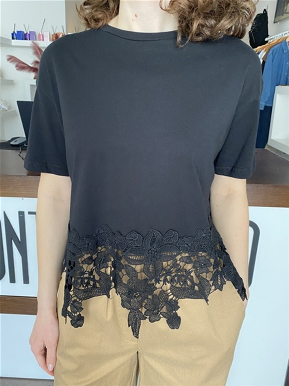 <p>
T-shirt a scatola con pizzo sul fondo
</p>Le _Sarte _Del_Sole