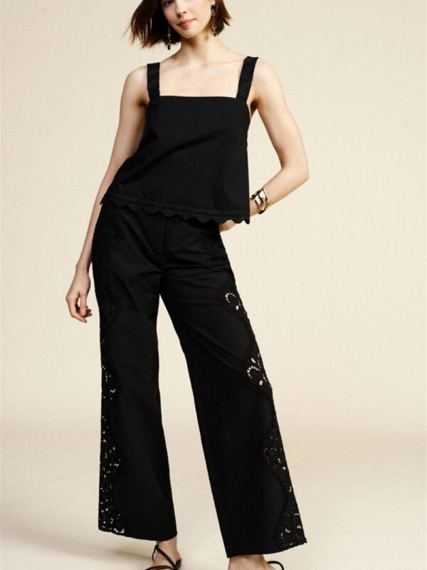 <p>
  Pantalone gamba dritta con pizzo intagliato ai lati e culotte integrata
</p>Dixie