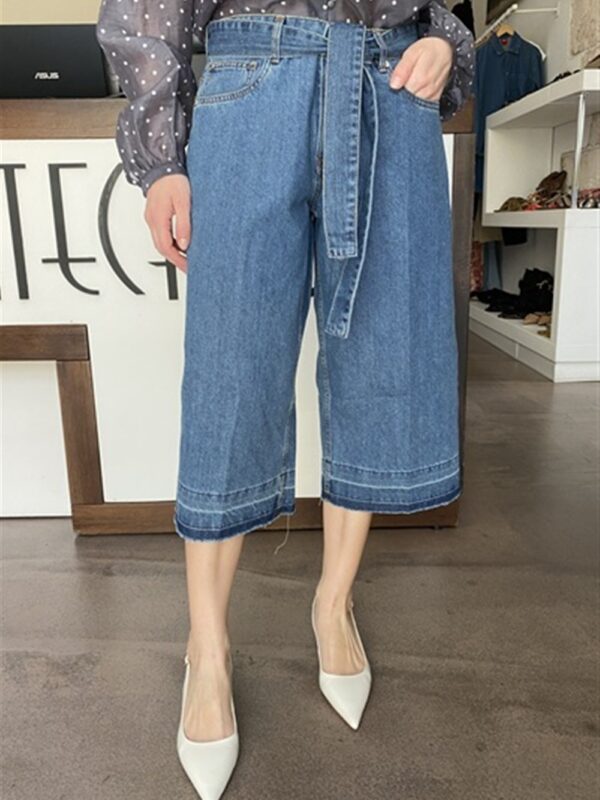 <p>
Bermuda in denim con cintura
</p>Silvian Heach