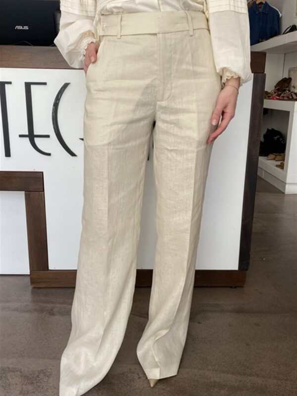 <p>
Pantalone gamba dritta in lino chalk
</p>Silvian Heach