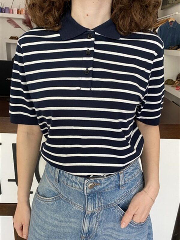 <p>
Polo a mezza manica stampa righe
</p>Silvian Heach
