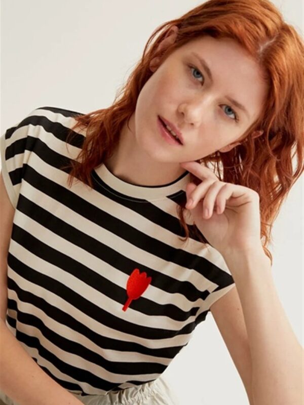 <p>
  T-shirt stampa righe con tulipano ricamato
</p>Compania Fantastica