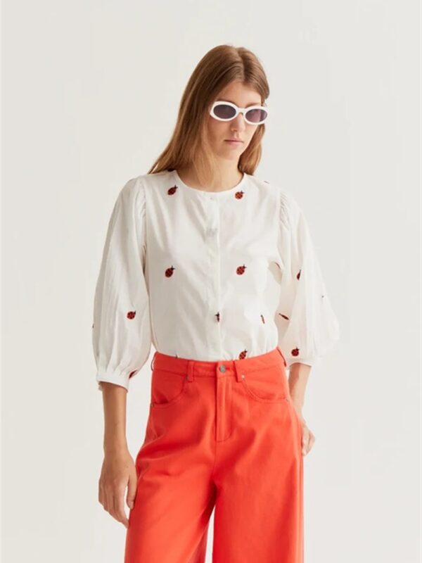 <p>
  Camicia con stampa coccinella ricamata
</p>Compania Fantastica