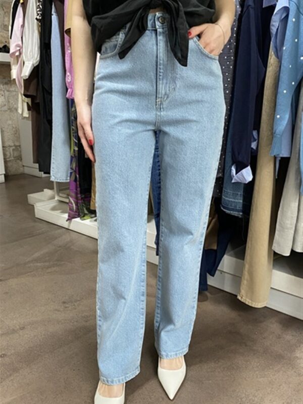 <p>
  Jeans regular in denim chiaro
</p>Dixie