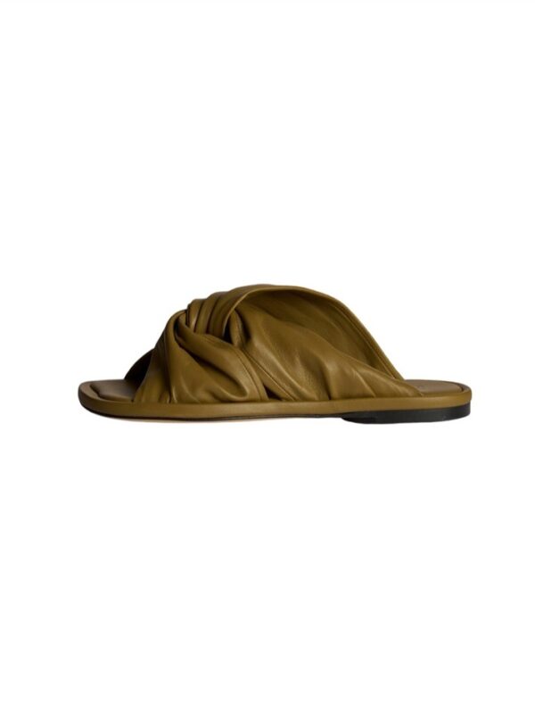 <p>
  Sandalo a punta quadra con nodo taupe
</p>Jvam
