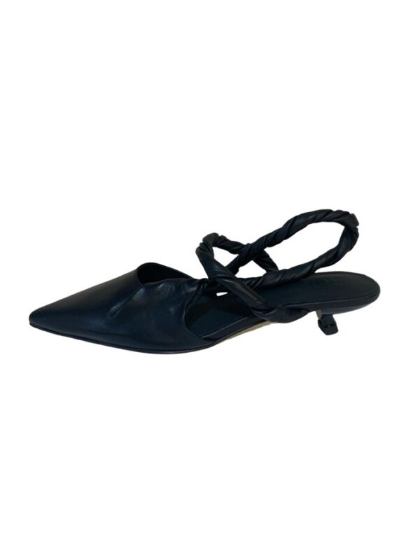 <p>
  Chanel con fasce intrecciate e tacco di 3 cm 
</p>Jvam
