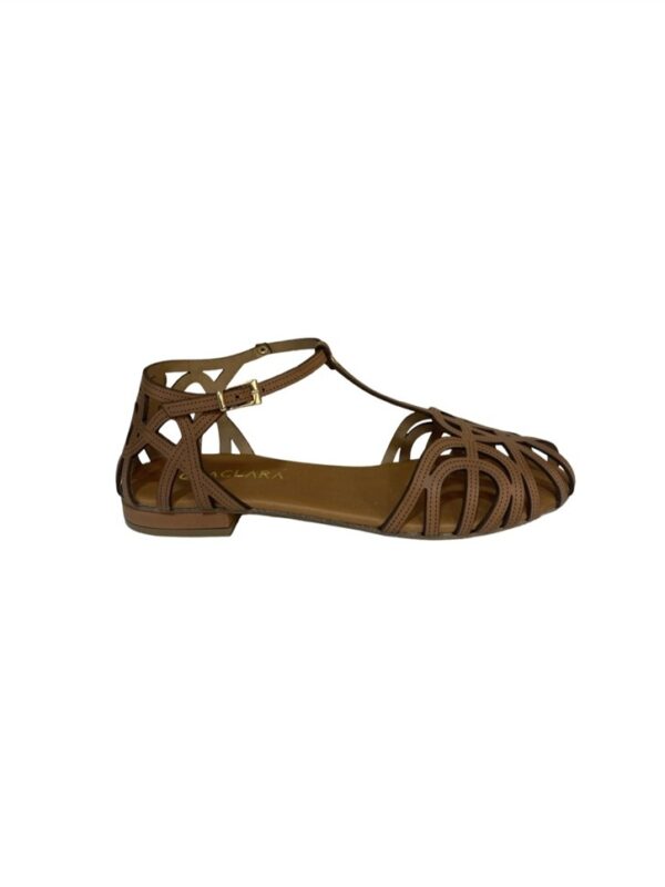 <p>
  Sandalo a T con talloniera cuoio
</p>Aquaclara