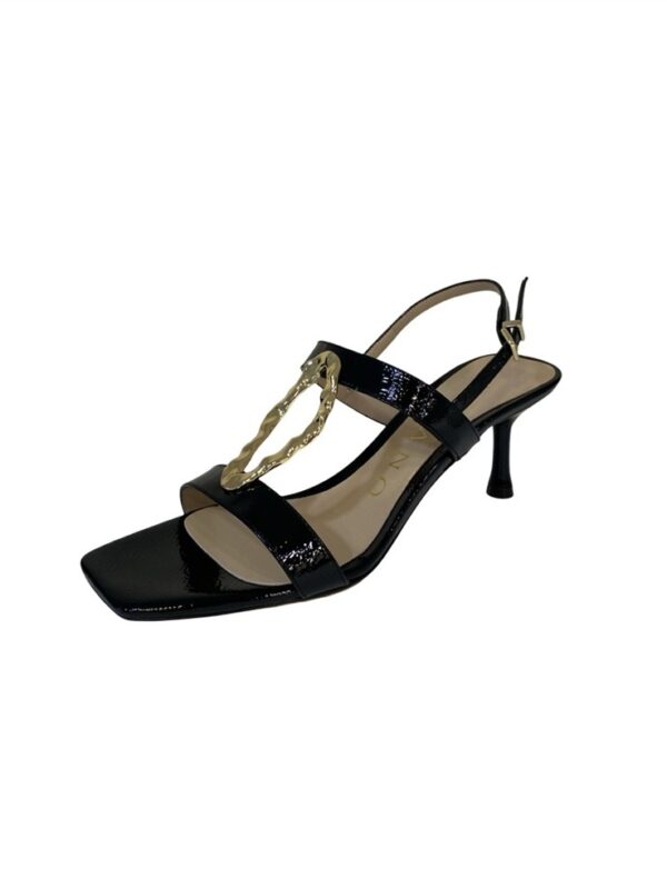 <p>
Sandalo a punta quadra in naplak con accessorio e tacco di 6 cm nero
</p>Albano