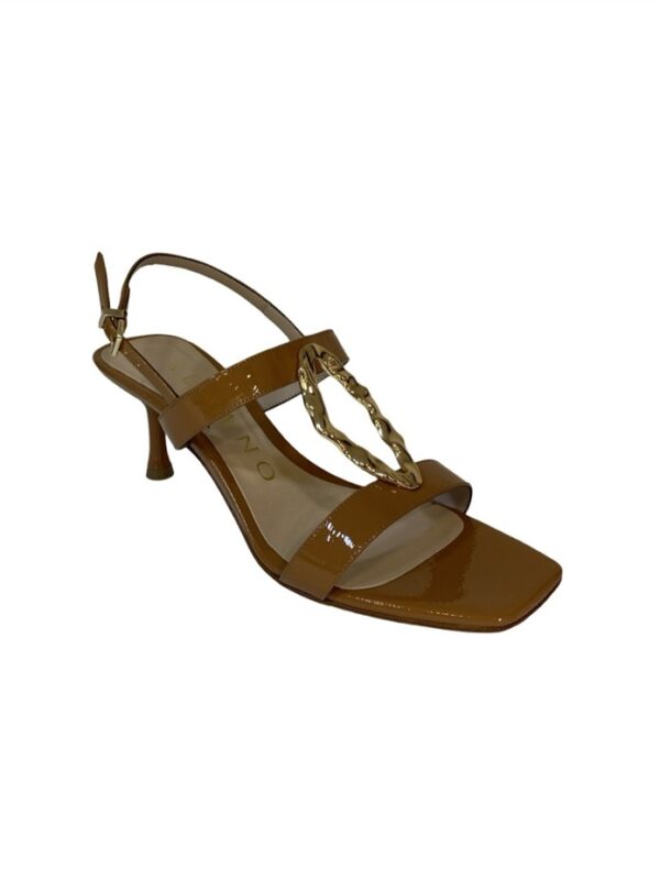<p>
Sandalo a punta quadra in naplak con accessorio e tacco di 6 cm cuoio
</p>Albano
