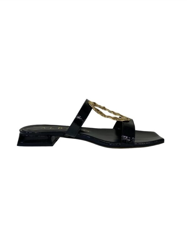 <p>
  Sandalo a punta quadra in naplak con accessorio e tacco di 2 cm nero
</p>Albano