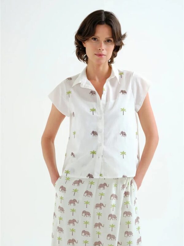 <p>
Camicia con ricamo di Elefanti e Palme
</p>Compania Fantastica