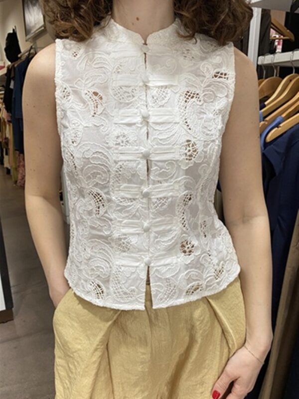 <p>
  Canotta in pizzo con bottoni
</p>Dixie