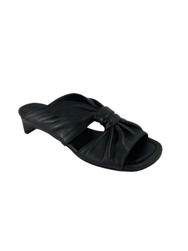 <p>
Sandalo a punta quadra con nodo e tacco 3 cm NERO
</p>Poeve