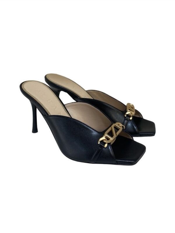 <p>
Sandalo a punta quadra con accessorio in oro satinato e tacco di 8 cm
</p>Albano