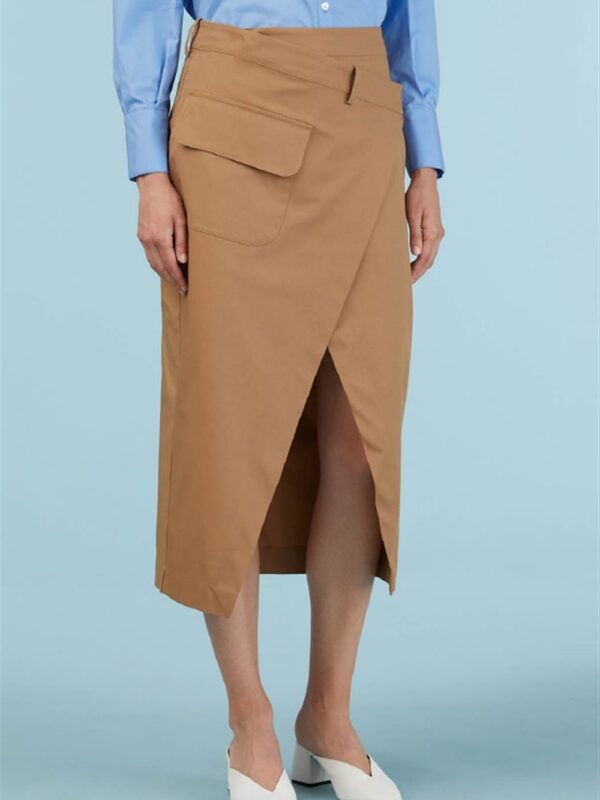 <p>
  Gonna midi in gabardina con abbottonatura asimmetrica cammello
</p>Mariuccia Milano
