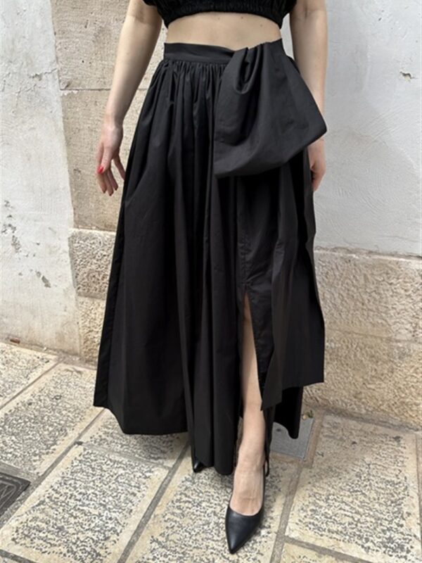 <p>
  Gonnellone in popeline con fiocco nero
</p>Mariuccia Milano