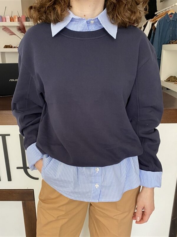 <p>
  Felpa con camicia blu
</p>Silvian Heach