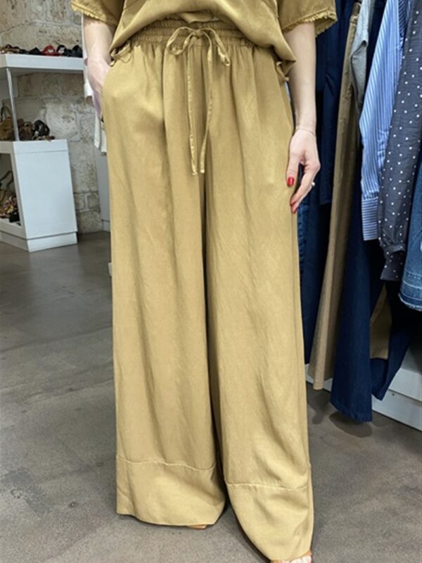<p>
  Pantalone con gamba larga ed elastico in vita sabbia
</p>Dixie