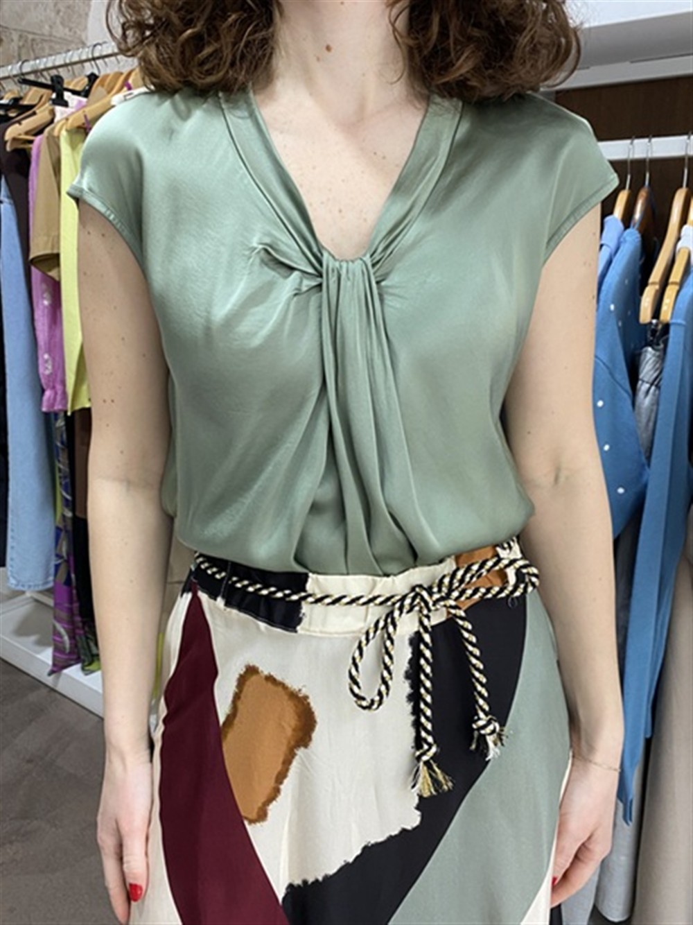 <p>
  Top in satin con scollo a v e drappeggio salvia
</p>Dixie