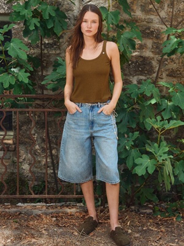 <p>
Bermuda in denim con cintina
</p>Molly Bracken