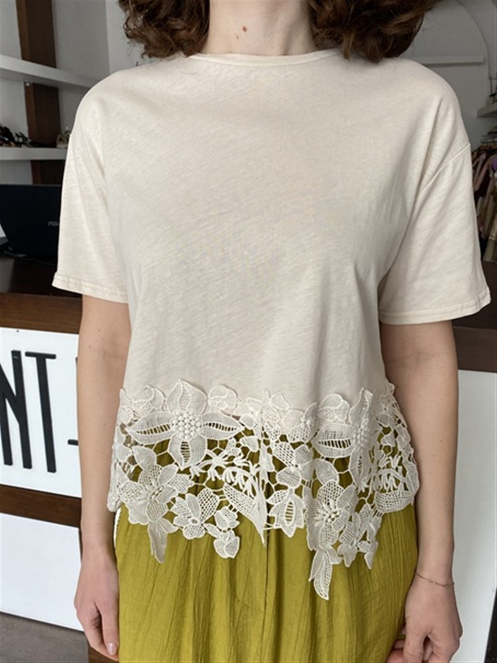<p>
T-shirt a scatola con pizzo sul fondo burro
</p>Le _Sarte _Del_Sole