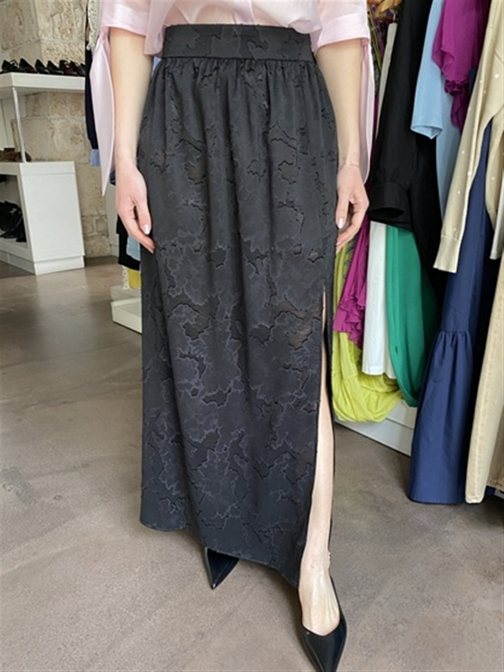 <p>
Gonna lunga in pizzo con spacco
</p>Tolérance Couture