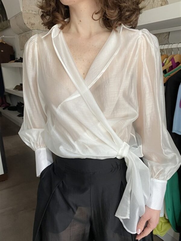 <p>
Camicia a manica lunga con lembo frontale a incrocio avorio
</p>
<p>
</p>Tolérance Couture