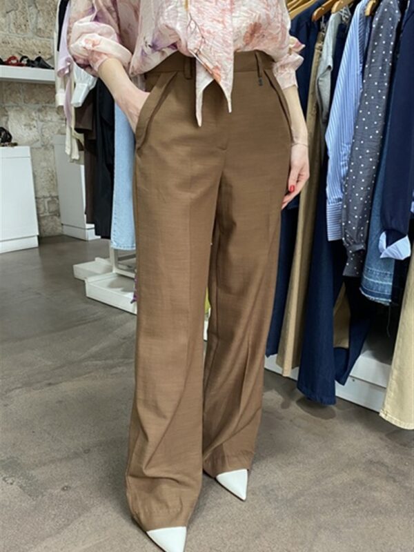 <p>
  Pantalone gamba dritta in tessuto tramato
</p>Dixie