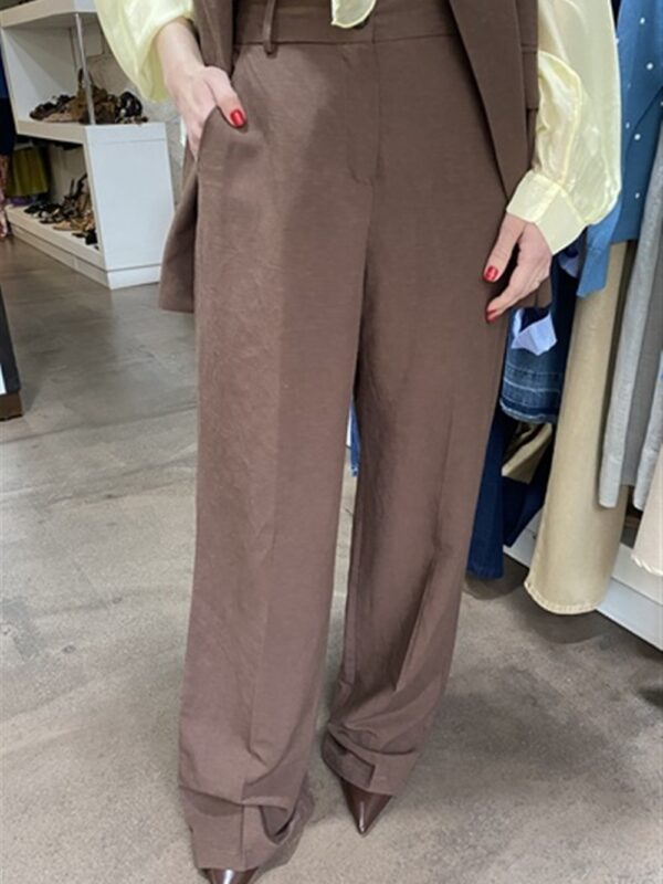 <p>
Pantalone gamba dritta con cintura inclusa cioccolato
</p>H2o