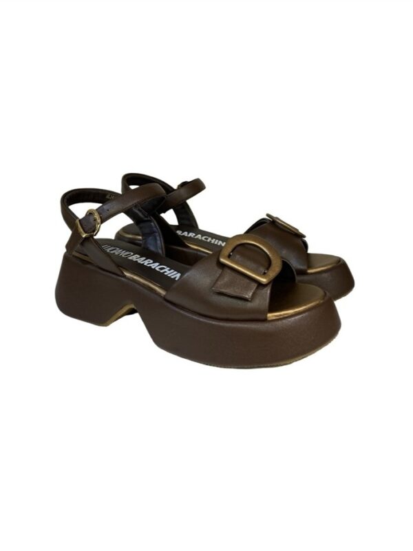 <p>
Zeppa di 5 cm e plateau di 3 con fibbia
</p>Luciano Barachini