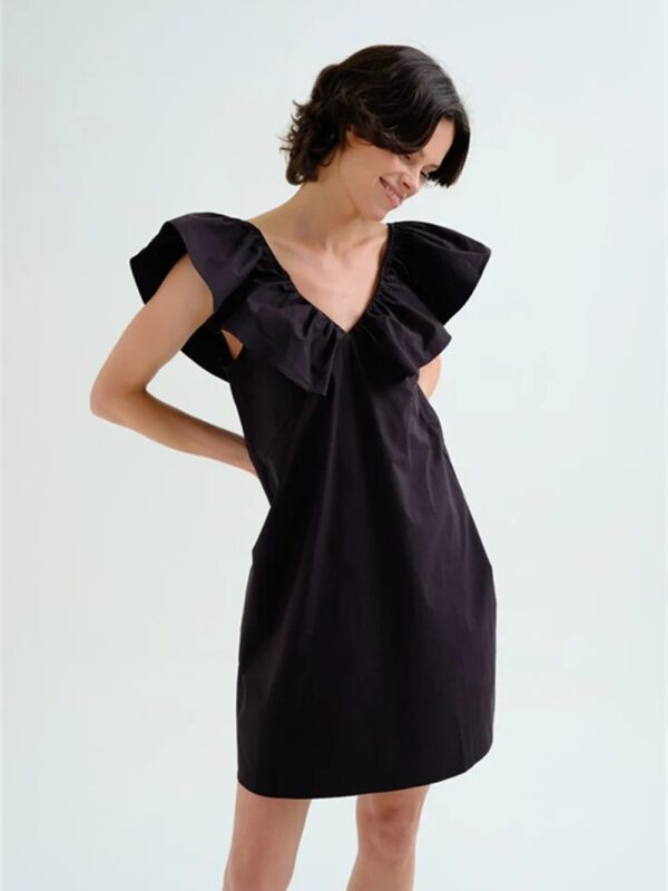 <p>
Abito corto con balza nero
</p>Compania Fantastica