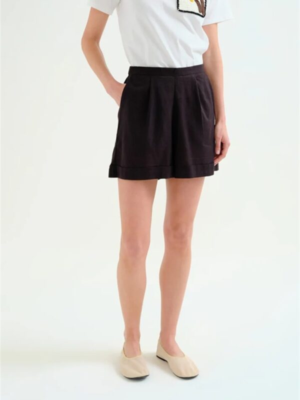 <p>
  Shorts con elastico sul retro del cinto neri
</p>Compania Fantastica