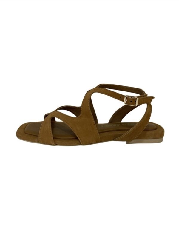 <p>
Sandalo a fascette morbide con tacco di 2 cm camoscio cuoio
</p>Janet & Janet