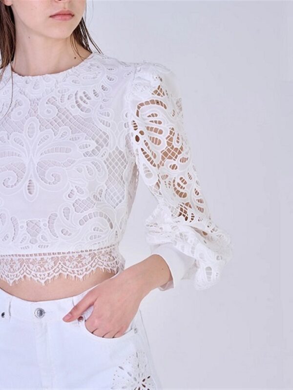 <p>
Blusa cropped in pizzo sangallo
</p>Silvian Heach