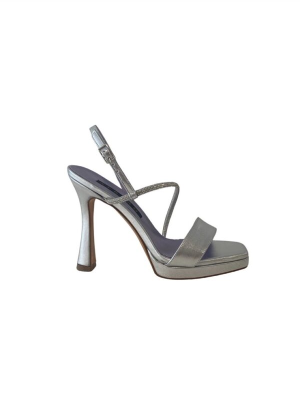 <p>
Sandalo con fascetta di strass e plateau
</p>Albano