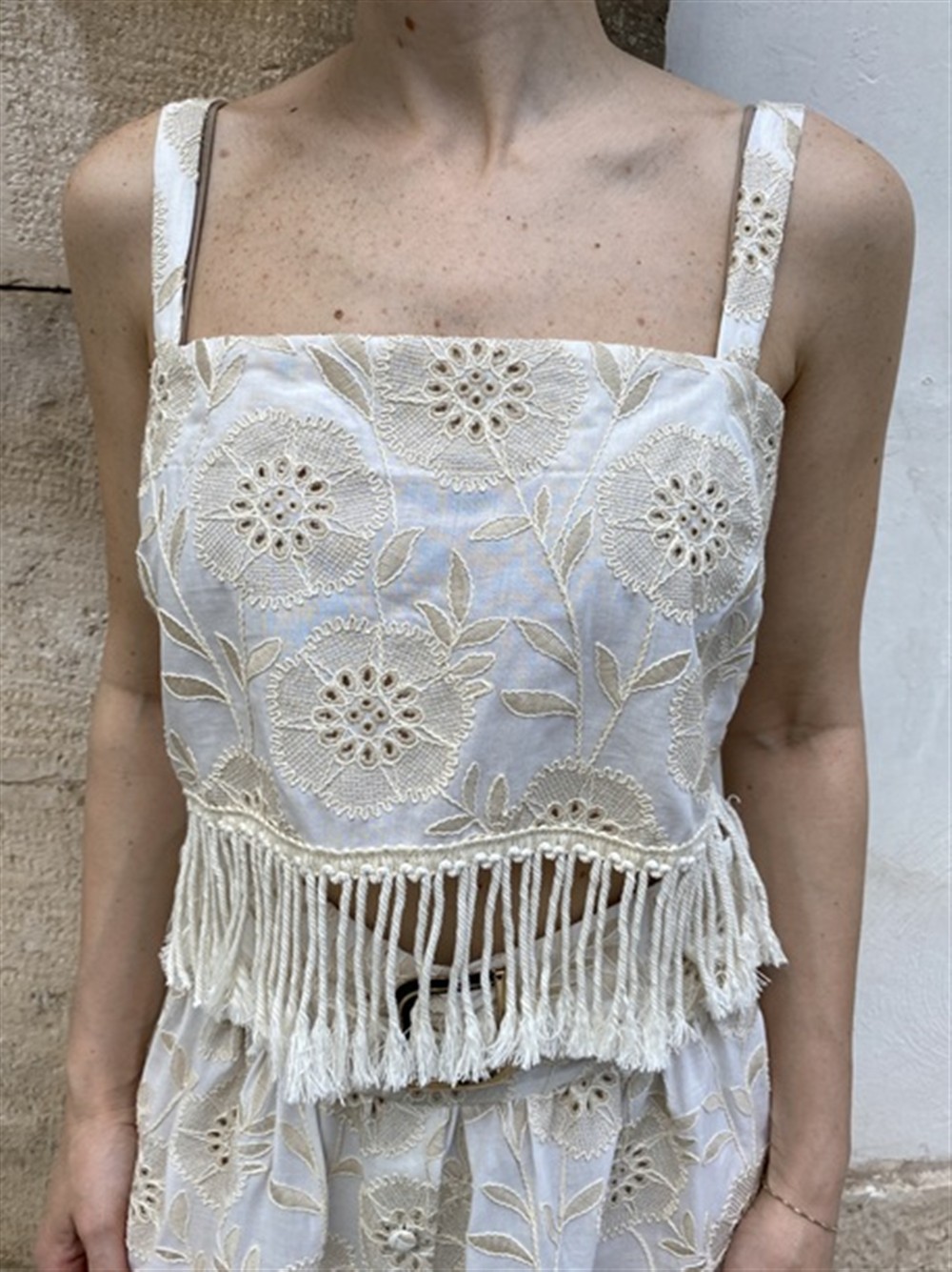<p>
  Top ricamato con frange
</p>Tolérance