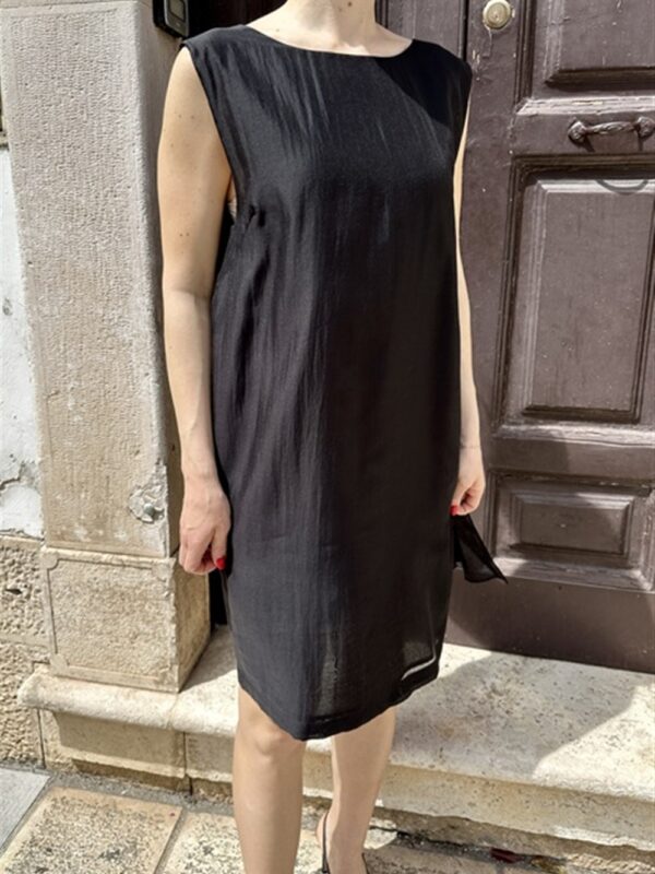 <p>
  Abito corto con scollo a v sul dietro e fiocco nero
</p>Mariuccia Milano