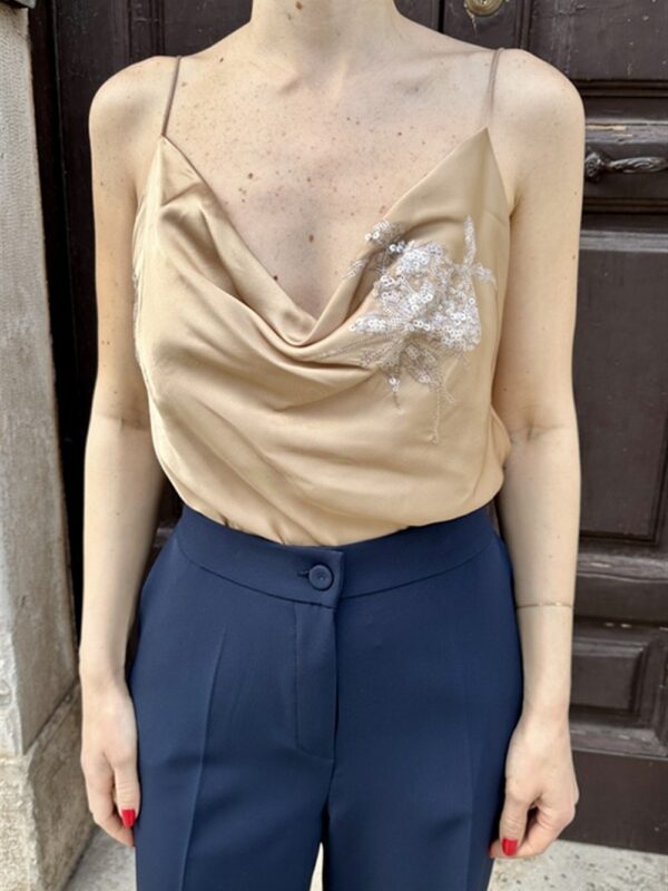 <p>
Top in satin con scollatura morbida ed applicazioni di paillettes
</p>H2o