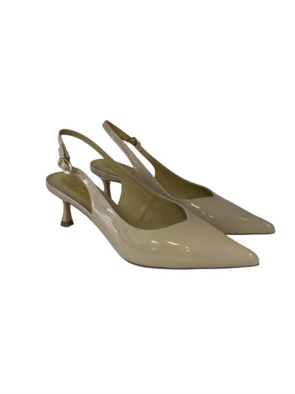 <p>
  Chanel a punta con tacco 5cm vernice nude 
</p>Chiconic