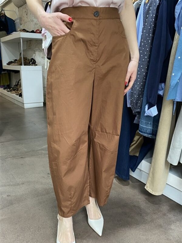 <p>
  Pantalone modello baloon con elastico sul retro del cinto
</p>Dixie