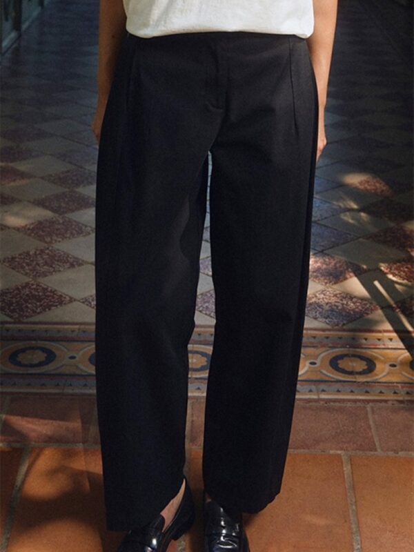 <p>
  Pantalone modello baloon in cotone
</p>Molly Bracken
