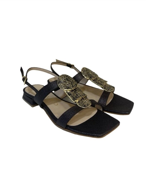 <p>
  Sandalo a punta quadra in rafia con accessorio e tacco di 2 cm 
</p>Albano