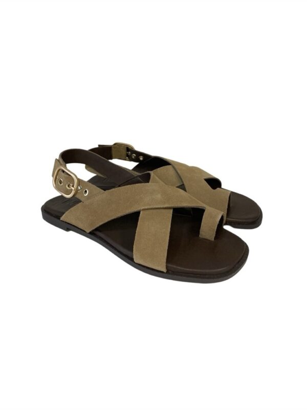 <p>
  Sandalo in camoscio con fasce incrociate ed infradito
</p>Inuovo
